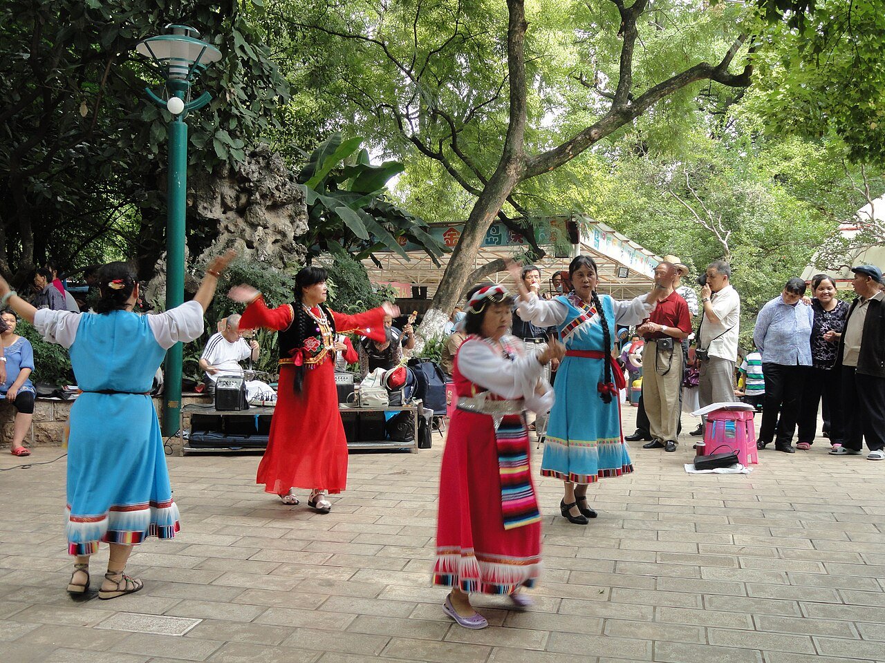 Kunming — Daderot, public domain. Responsive crop.