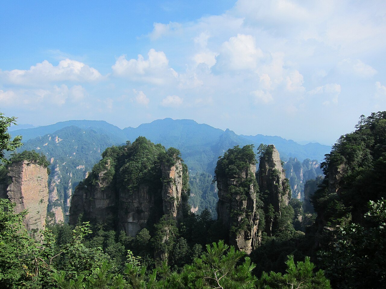 Zhangjiajie National Forest Park — Kuruman, CC BY 2.0. Source: https://commons.wikimedia.org/wiki/File:Zhangjiajie_National_Forest_Park.jpg; license: https://creativecommons.org/licenses/by/2.0/. Responsive crop. Zhangjiajie, China